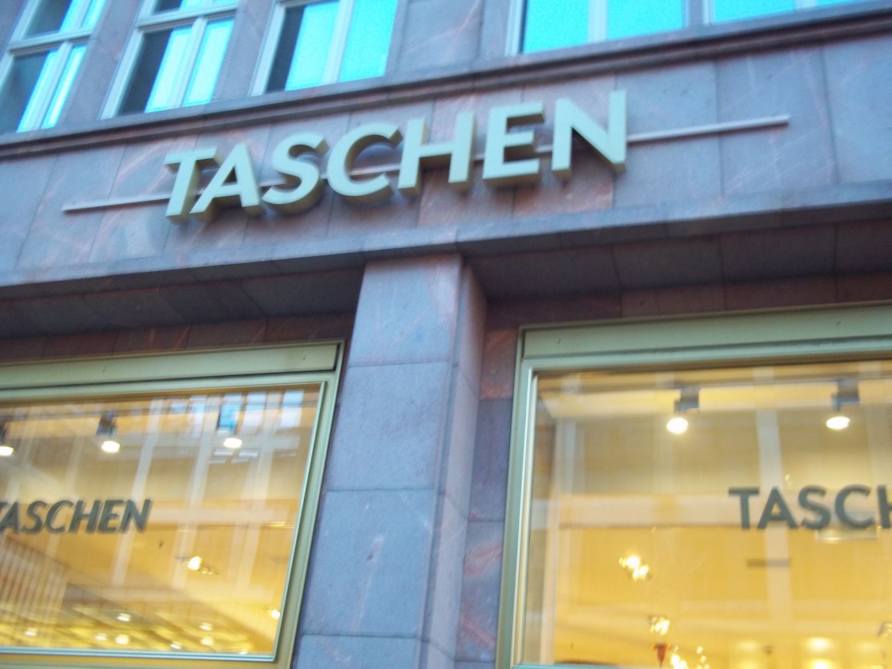 You are currently viewing <!--:en-->Fabulous Iconic Films at Taschen in Berlin ” Taxi Driver” The Iconic Film!!!<!--:-->
